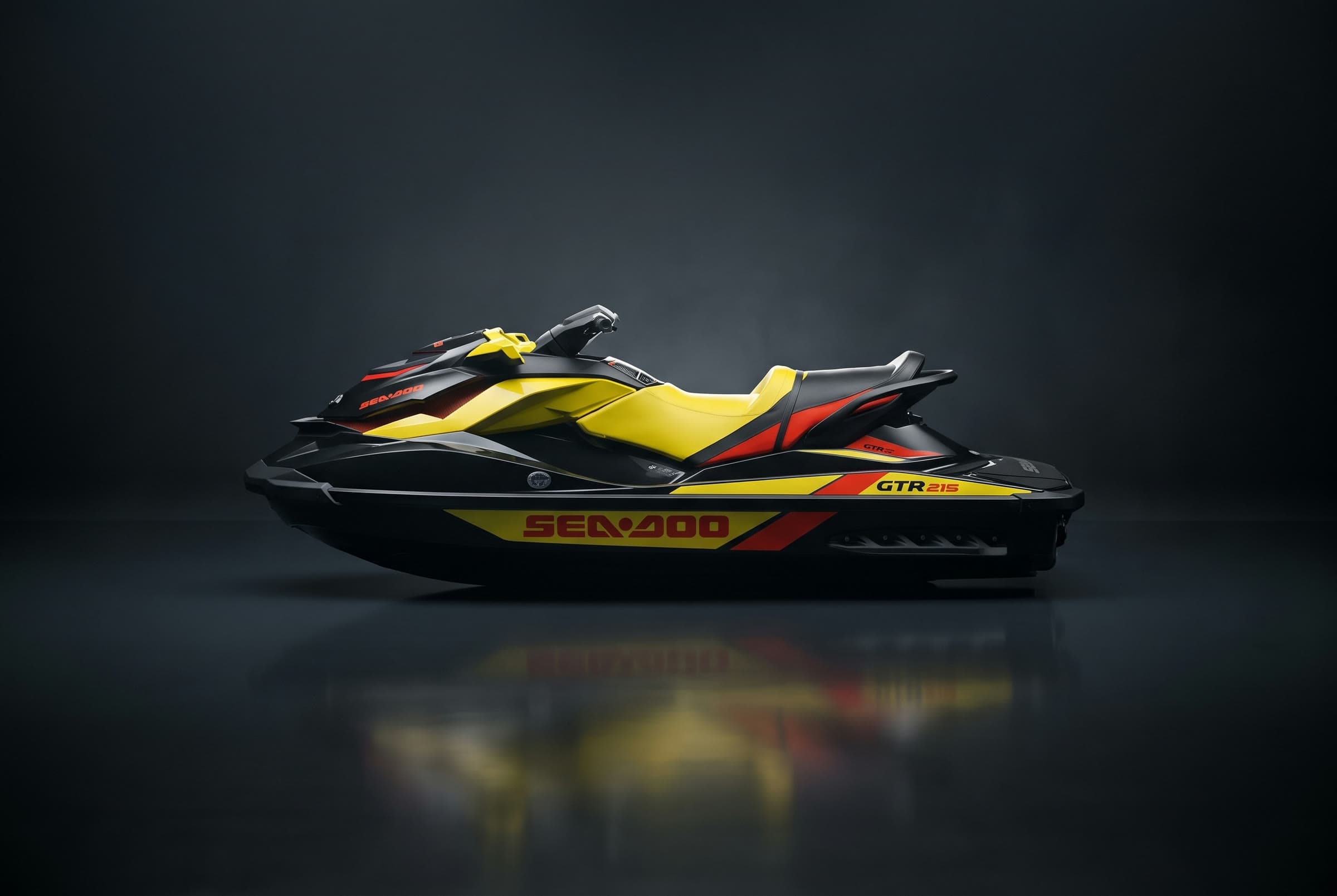 Sea-Doo GTR 215 v bočním profilu, černý trup se žlutými a oranžovými polepy